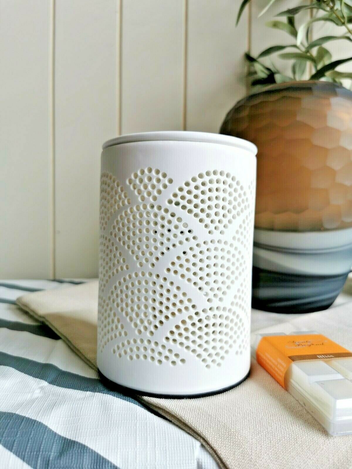 15cm Ceramic Electric Oil Burner - White Shell Pattern b02640