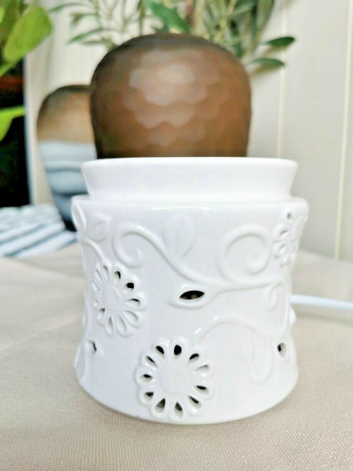 11.5 x 11 cm LED Oil Burner Wax Burner - Flower B02715