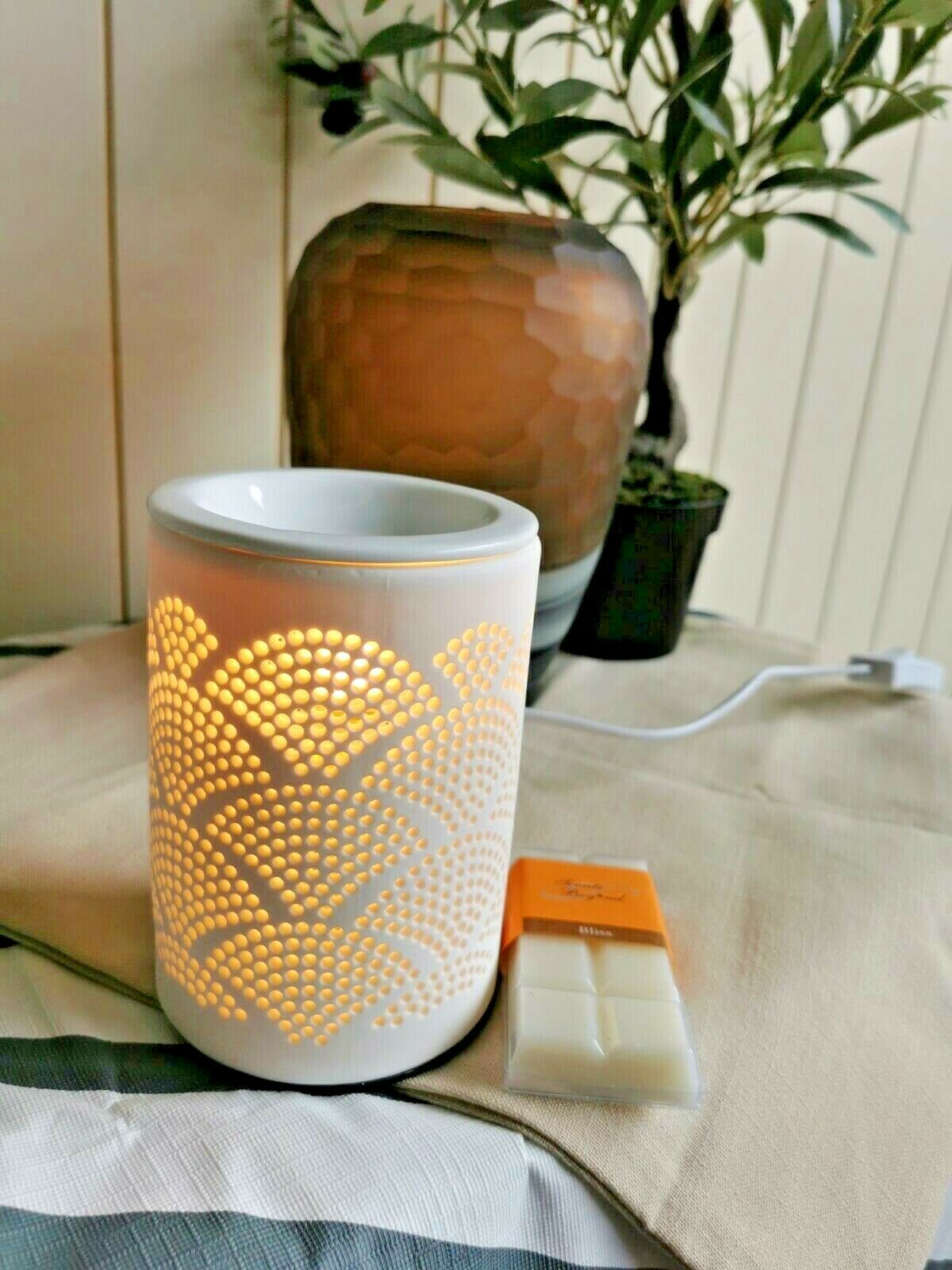 15cm Ceramic Electric Oil Burner - White Shell Pattern b02640