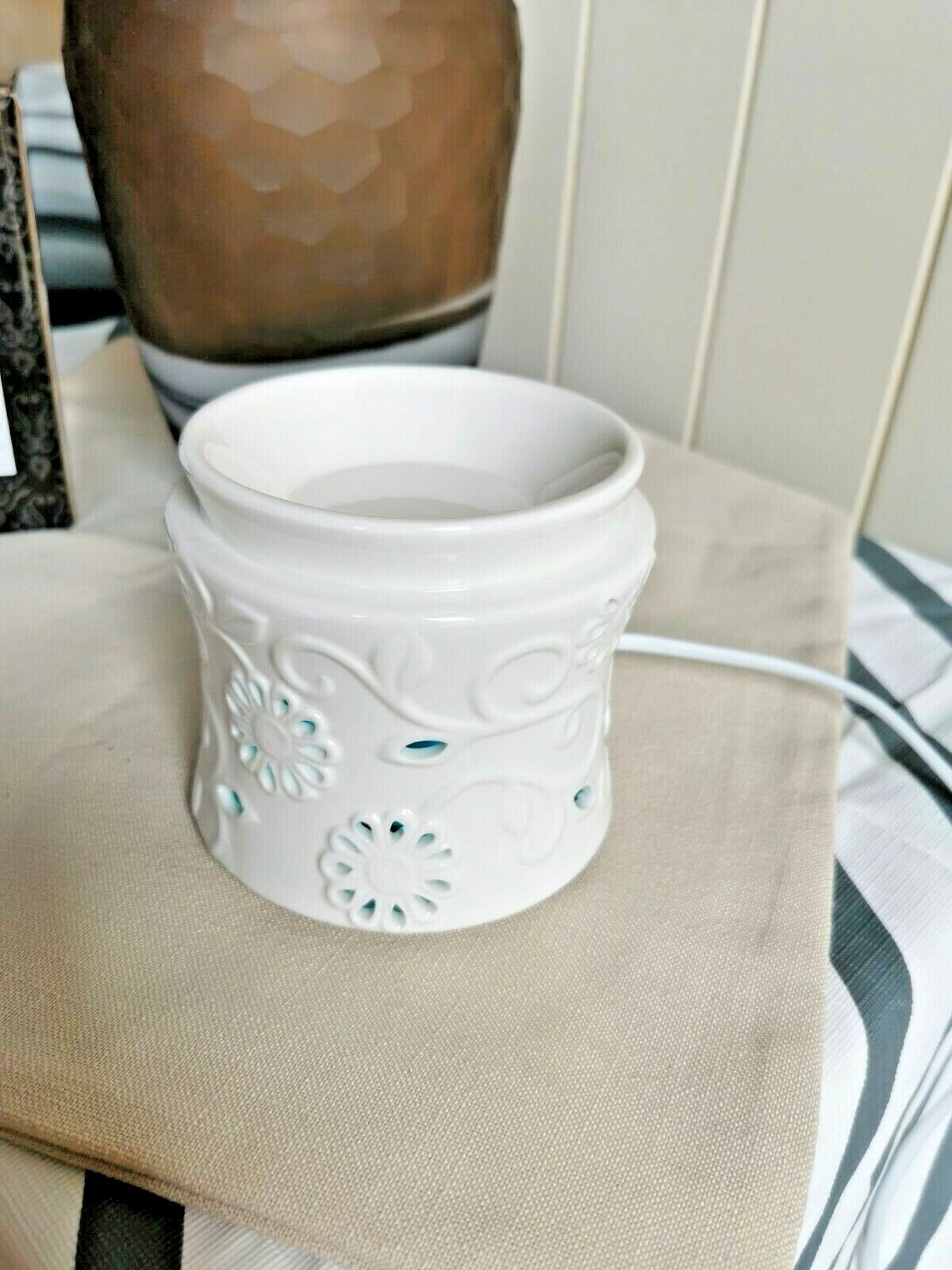 11.5 x 11 cm LED Oil Burner Wax Burner - Flower B02715