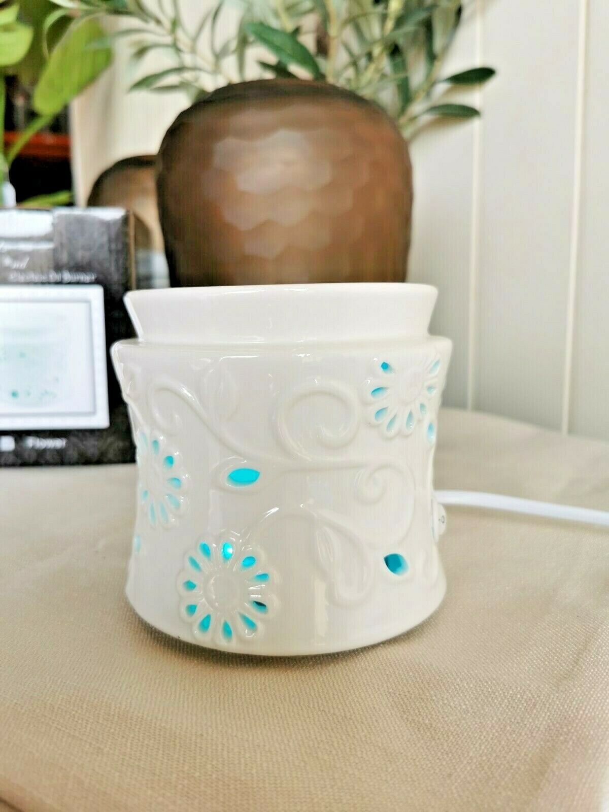 11.5 x 11 cm LED Oil Burner Wax Burner - Flower B02715