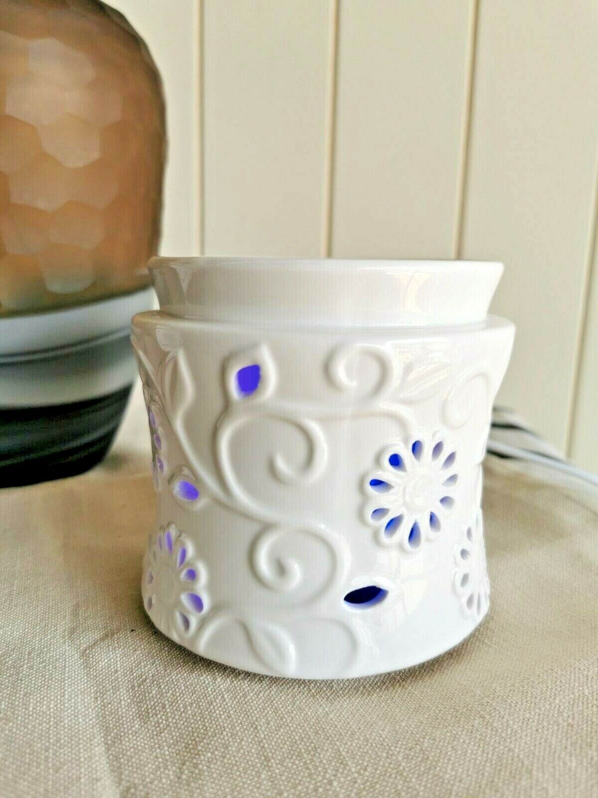 11.5 x 11 cm LED Oil Burner Wax Burner - Flower B02715