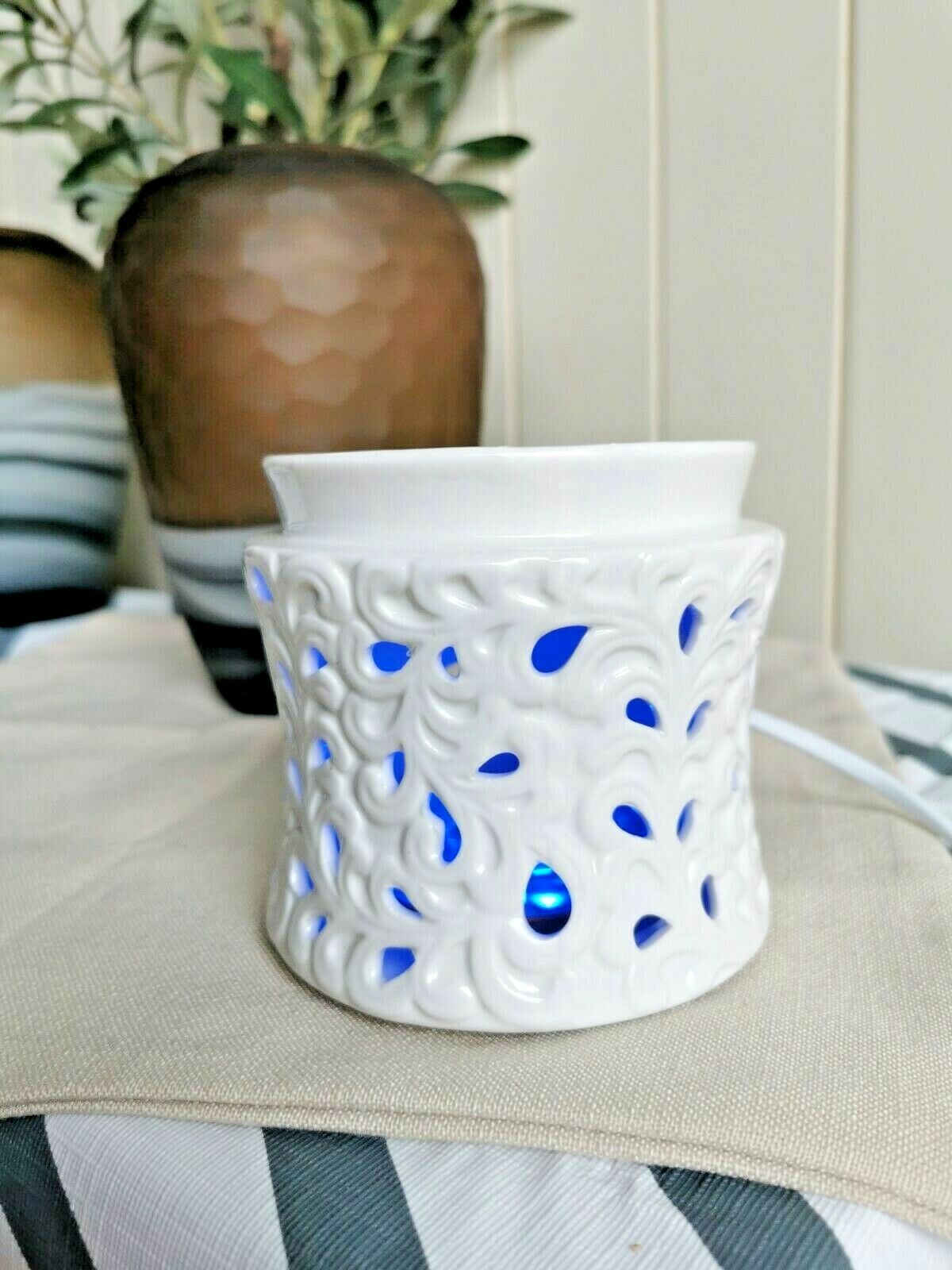 11.5 x 11 cm LED Oil Burner Wax Burner - Classic Flower B02812